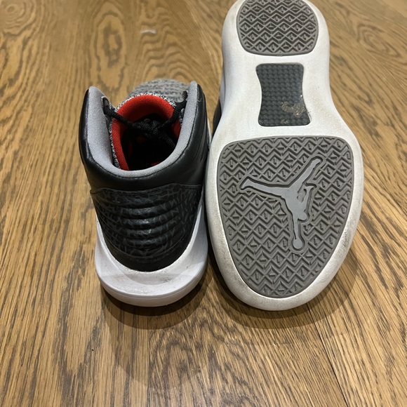 Boys Air Jordan Shoes Size 2 - Picture 2 of 2